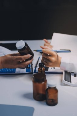 Doktorlar ve hemşire hastane kantininde gayri resmi toplantı yapıyorlar.