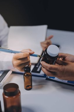 Doktorlar ve hemşire hastane kantininde gayri resmi toplantı yapıyorlar.