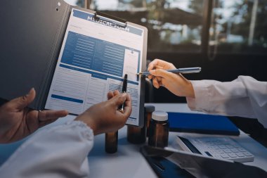 Doktorlar ve hemşire hastane kantininde gayri resmi toplantı yapıyorlar.