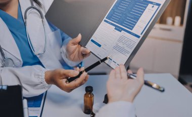 Doktorlar ve hemşire hastane kantininde gayri resmi toplantı yapıyorlar.