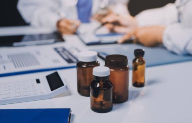 Doktorlar ve hemşire hastane kantininde gayri resmi toplantı yapıyorlar.