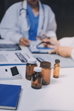 Doktorlar ve hemşire hastane kantininde gayri resmi toplantı yapıyorlar.