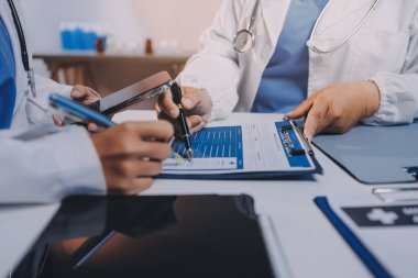 Doktorlar ve hemşire hastane kantininde gayri resmi toplantı yapıyorlar.