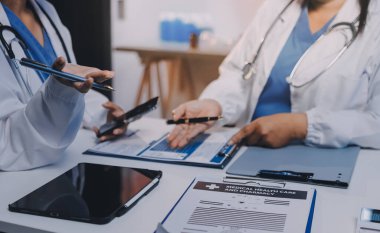 Doktorlar ve hemşire hastane kantininde gayri resmi toplantı yapıyorlar.