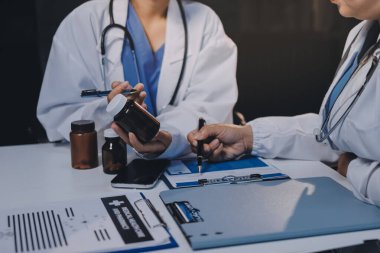 Doktorlar ve hemşire hastane kantininde gayri resmi toplantı yapıyorlar.