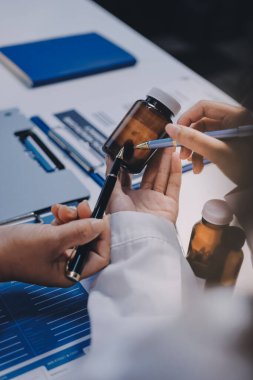 Doktorlar ve hemşire hastane kantininde gayri resmi toplantı yapıyorlar.