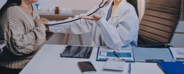 Doktor, solunum sistemini ve yaşlı hastalar için konsültasyonları inceleyen steteskop kullanın, sağlık kontrolü ya da test sonuçlarını paylaşın