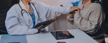 Doktor, solunum sistemini ve yaşlı hastalar için konsültasyonları inceleyen steteskop kullanın, sağlık kontrolü ya da test sonuçlarını paylaşın