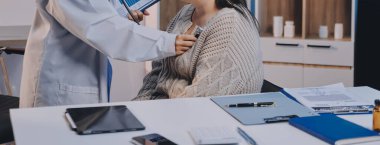 Doktor, solunum sistemini ve yaşlı hastalar için konsültasyonları inceleyen steteskop kullanın, sağlık kontrolü ya da test sonuçlarını paylaşın