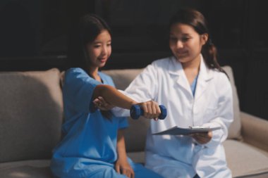 Tanımlanamayan fiziksel terapi sırasında mavi el ağırlığı kullanır