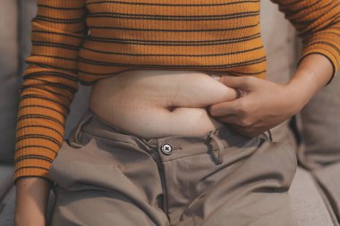 Şişman karnına dokunup sıkarken çekilmiş bir fotoğraf..