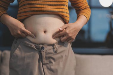 Şişman karnına dokunup sıkarken çekilmiş bir fotoğraf..