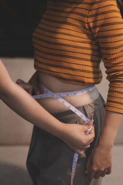 Şişman karnına dokunup sıkarken çekilmiş bir fotoğraf..