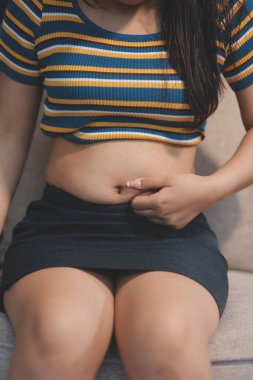 Şişman karnına dokunup sıkarken çekilmiş bir fotoğraf..