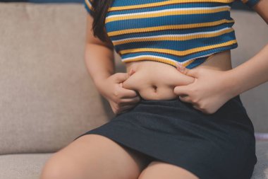 Şişman karnına dokunup sıkarken çekilmiş bir fotoğraf..