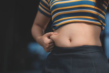 Şişman karnına dokunup sıkarken çekilmiş bir fotoğraf..