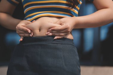 Şişman karnına dokunup sıkarken çekilmiş bir fotoğraf..