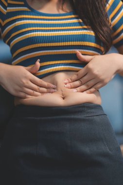 Şişman karnına dokunup sıkarken çekilmiş bir fotoğraf..