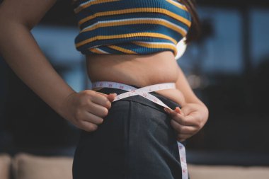 Şişman karnına dokunup sıkarken çekilmiş bir fotoğraf..