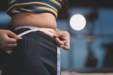 Şişman karnına dokunup sıkarken çekilmiş bir fotoğraf..