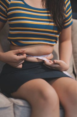 Şişman karnına dokunup sıkarken çekilmiş bir fotoğraf..