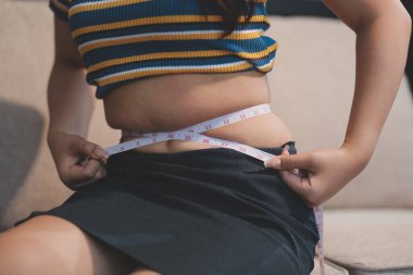 Şişman karnına dokunup sıkarken çekilmiş bir fotoğraf..