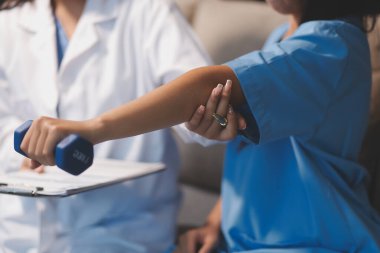 Tanımlanamayan fiziksel terapi sırasında mavi el ağırlığı kullanır