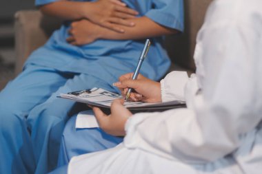 Sağlık, Doktor Teknolojisi, X-Ray Analizi için Tıbbi Ekip Dijital Tablet Kullanıyor.