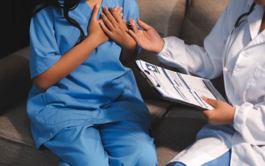 Sağlık, Doktor Teknolojisi, X-Ray Analizi için Tıbbi Ekip Dijital Tablet Kullanıyor.