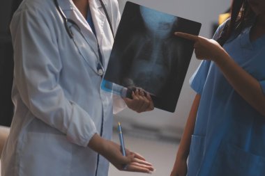 Sağlık, Doktor Teknolojisi, X-Ray Analizi için Tıbbi Ekip Dijital Tablet Kullanıyor.