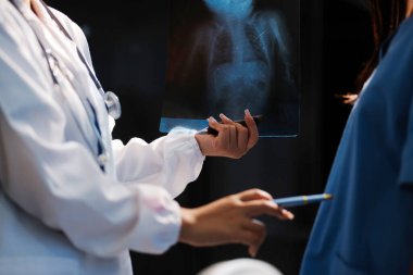 Sağlık, Doktor Teknolojisi, X-Ray Analizi için Tıbbi Ekip Dijital Tablet Kullanıyor.