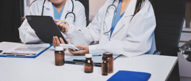 Doktorlar ve hemşire hastane kantininde gayri resmi toplantı yapıyorlar.