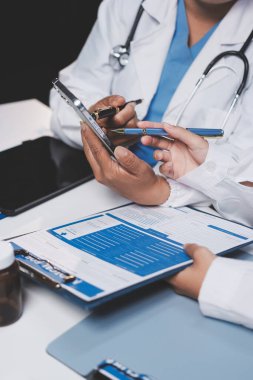 Doktorlar ve hemşire hastane kantininde gayri resmi toplantı yapıyorlar.