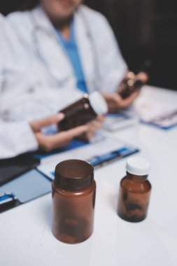 Doktorlar ve hemşire hastane kantininde gayri resmi toplantı yapıyorlar.