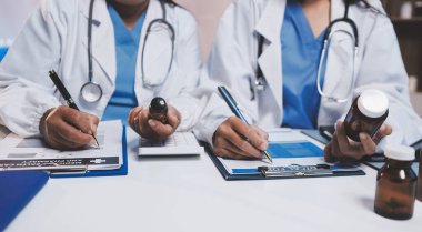 Doktorlar ve hemşire hastane kantininde gayri resmi toplantı yapıyorlar.