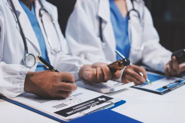 Doktorlar ve hemşire hastane kantininde gayri resmi toplantı yapıyorlar.