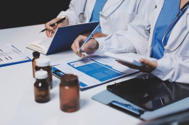 Doktorlar ve hemşire hastane kantininde gayri resmi toplantı yapıyorlar.