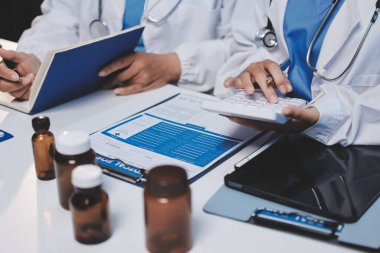 Doktorlar ve hemşire hastane kantininde gayri resmi toplantı yapıyorlar.