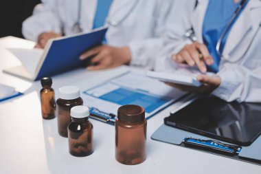 Doktorlar ve hemşire hastane kantininde gayri resmi toplantı yapıyorlar.