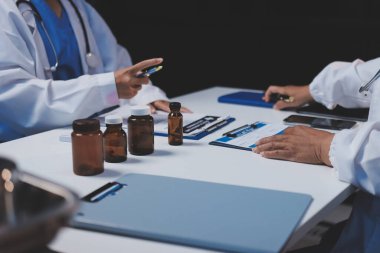 Doktorlar ve hemşire hastane kantininde gayri resmi toplantı yapıyorlar.