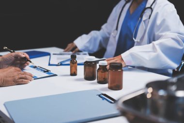 Doktorlar ve hemşire hastane kantininde gayri resmi toplantı yapıyorlar.