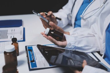 Doktorlar ve hemşire hastane kantininde gayri resmi toplantı yapıyorlar.