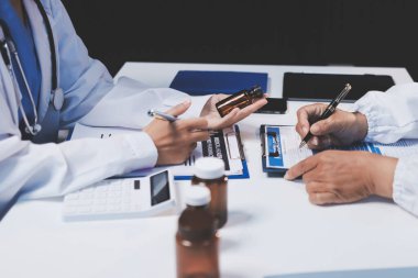 Doktorlar ve hemşire hastane kantininde gayri resmi toplantı yapıyorlar.