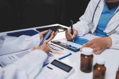 Doktorlar ve hemşire hastane kantininde gayri resmi toplantı yapıyorlar.