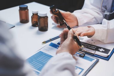 Doktorlar ve hemşire hastane kantininde gayri resmi toplantı yapıyorlar.