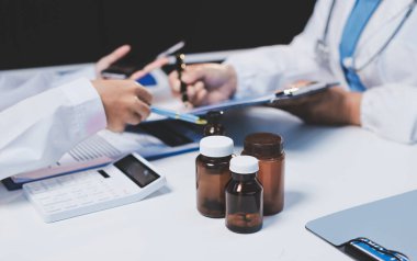 Doktorlar ve hemşire hastane kantininde gayri resmi toplantı yapıyorlar.