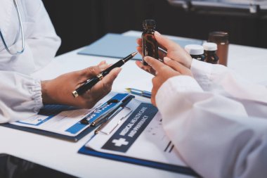 Doktorlar ve hemşire hastane kantininde gayri resmi toplantı yapıyorlar.