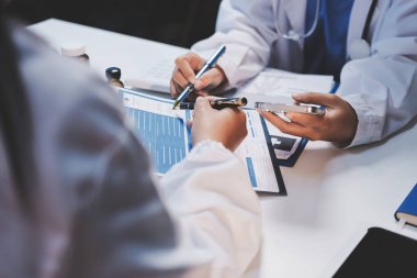 Doktorlar ve hemşire hastane kantininde gayri resmi toplantı yapıyorlar.