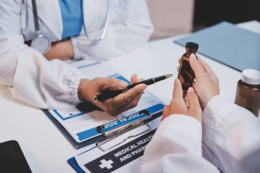 Doktorlar ve hemşire hastane kantininde gayri resmi toplantı yapıyorlar.