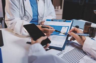 Doktorlar ve hemşire hastane kantininde gayri resmi toplantı yapıyorlar.